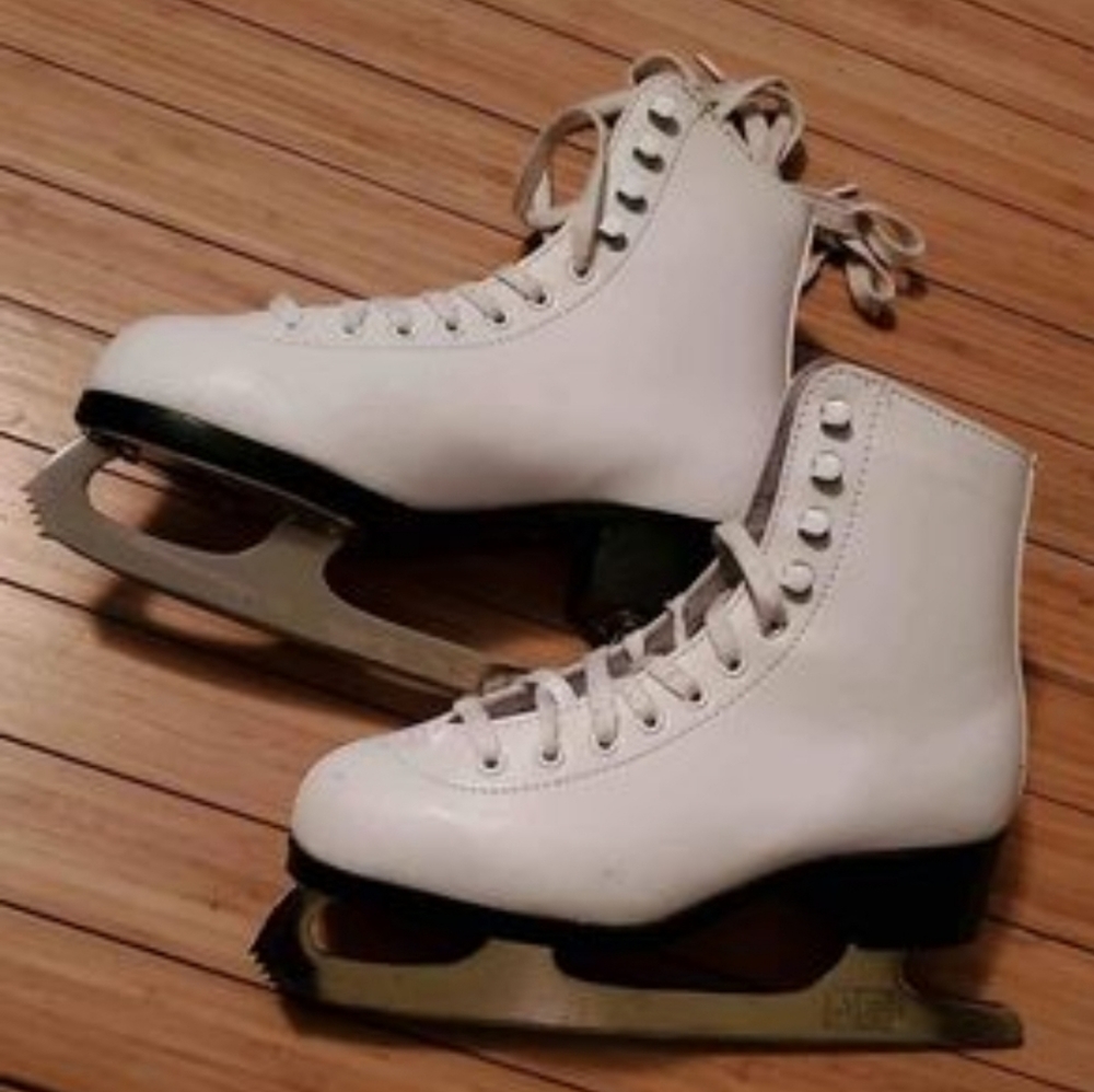 GIRLS/TEEN size 4 Figure Ice Skates